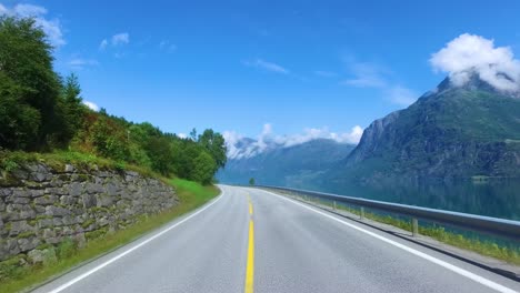 Conducir-Un-Coche-En-Una-Carretera-En-Noruega