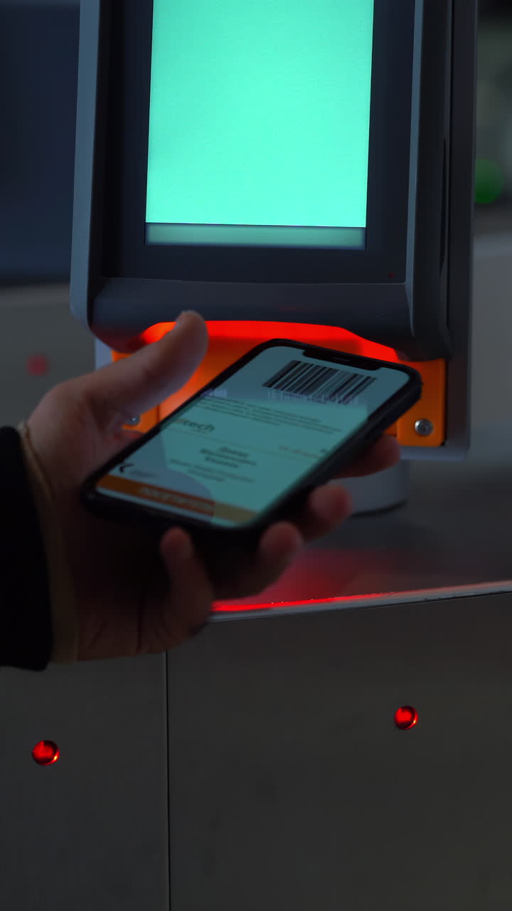 escaneo de billetes móviles en la puerta del aeropuerto