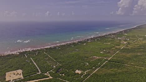 Luftaufnahme-Von-Tulum,-Mexiko,-Mit-Einer-Drohne-Vom-Typ-V26-In-Großer-Höhe-über-Den-Badeort,-Wobei-Ein-Langer-Sandstrand-Und-Ein-Unberührter-Blick-Auf-Das-Karibische-Meer-Eingefangen-Werden-–-Aufgenommen-Mit-Der-Mavic-3-Pro-Cine-–-Juli-2023