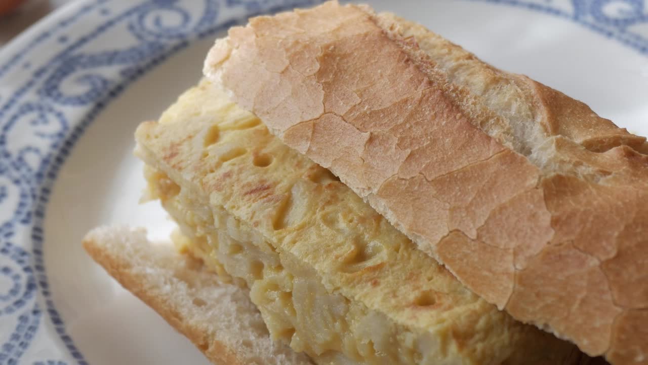 Gustoso Bocadillo spagnolo con Tortilla, delizioso panino ripieno di frittata.
