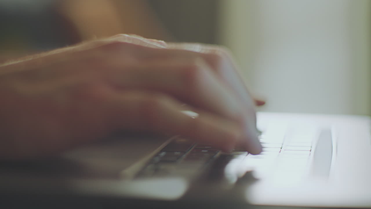 用笔记本电脑打字的人