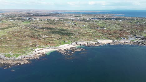 Amplio-Paisaje-Aéreo-Tomado-En-La-Playa-De-Coral-En-Connemara,-Galway-En-Irlanda-Durante-Un-Día-Soleado-En-Octubre