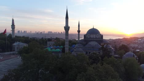 Muslimische-Moschee-Luftdrohne-Turm-Römisch-Geschichte-Istanbul-Türkei-Luftdrohne-Reise-Tourismus-Politik-Uns-Trumpf-Verbot-Naher-Osten