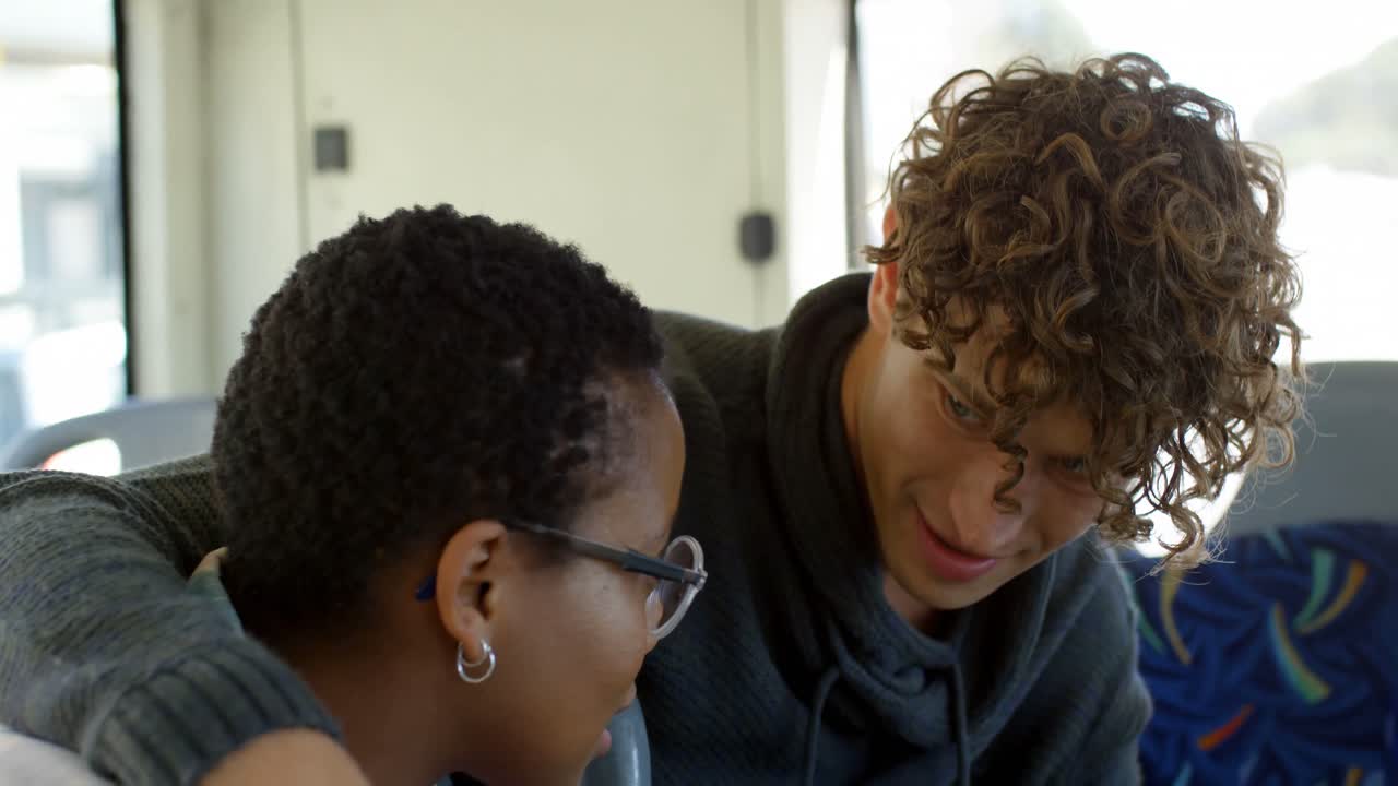 pareja interactuando entre sí mientras viajan en el autobús 4k