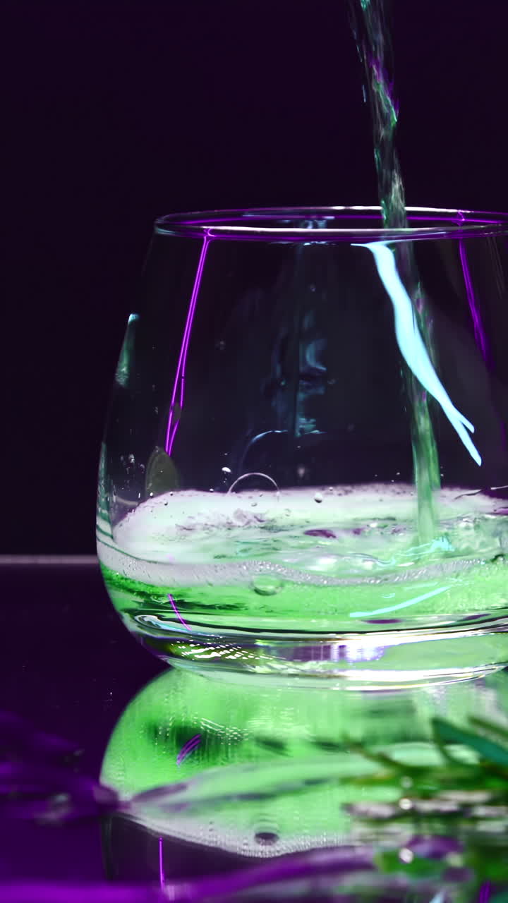 vertiendo una bebida verde vibrante en un vaso