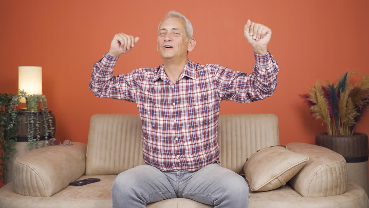 카메라에 맞춰 춤을 추는 행복한 남자