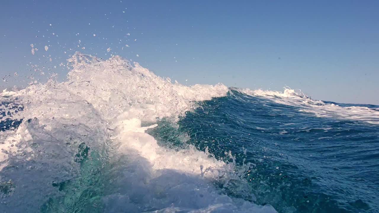 웨이크 트레일과 물 스프레이를 생성하는 스피드 보트