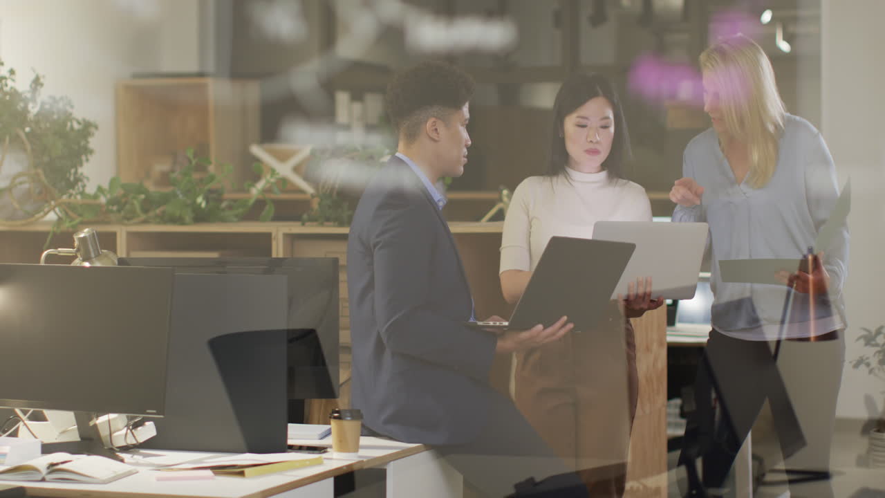 다양한 비즈니스 오피스 팀이 프로젝트를 논의하고, 복사 공간이 있습니다.