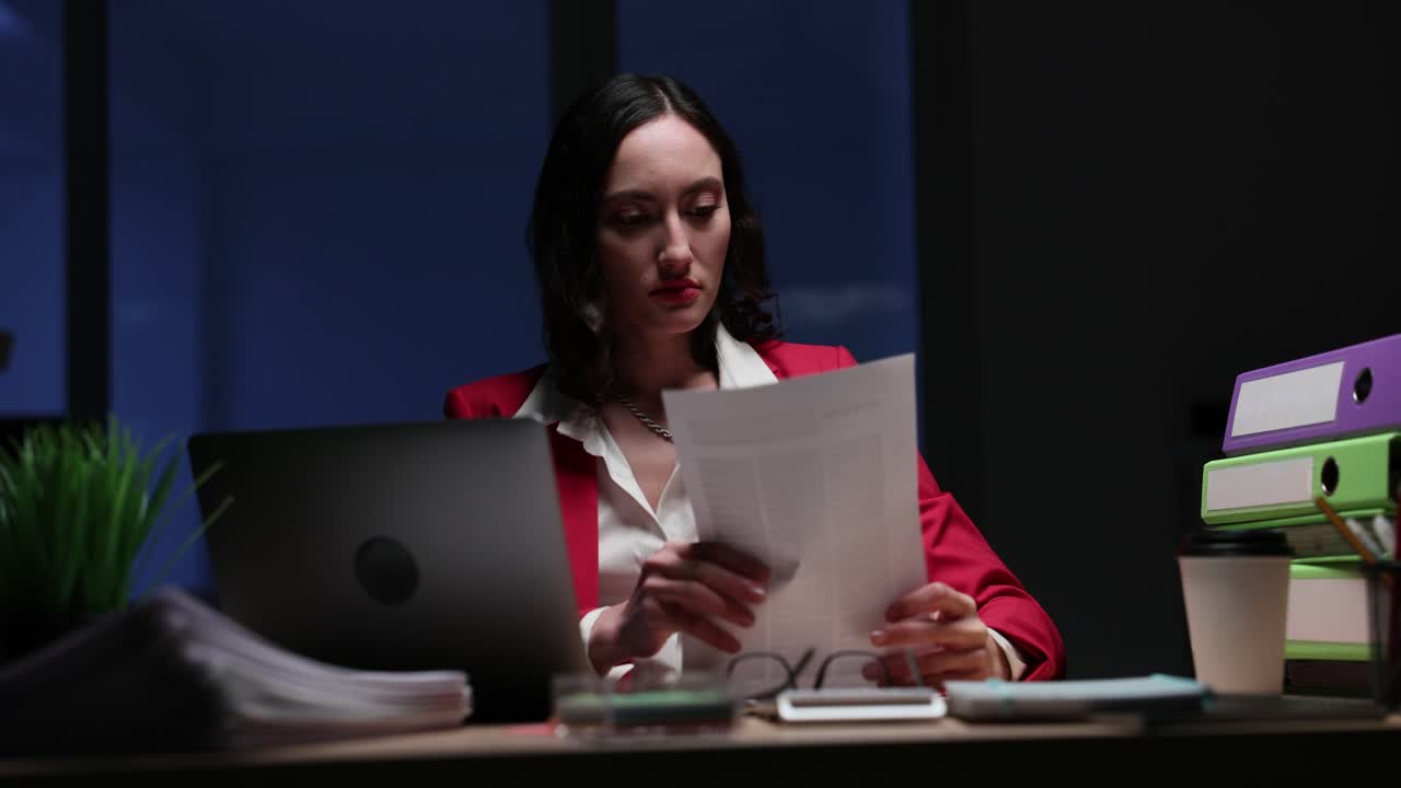 mujer de negocios trabajando hasta tarde en la oficina