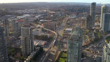 Vancouver-Skytrain-Pasando-Por-La-Estación-De-Brentwood-En-Burnaby,-Canadá--Toma-Aérea