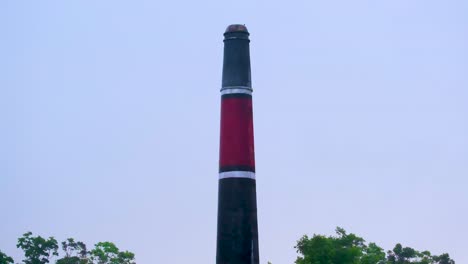 Chimenea-De-Campo-De-Ladrillo-Rojo-Y-Negro-Bajo-La-Lluvia.