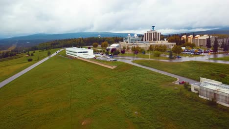 Video-De-Dron-De-4k-Del-Museo-Del-Norte-En-El-Campus-De-La-Universidad-De-Alaska-Fairbanks,-Ak-Durante-El-Día-De-Verano