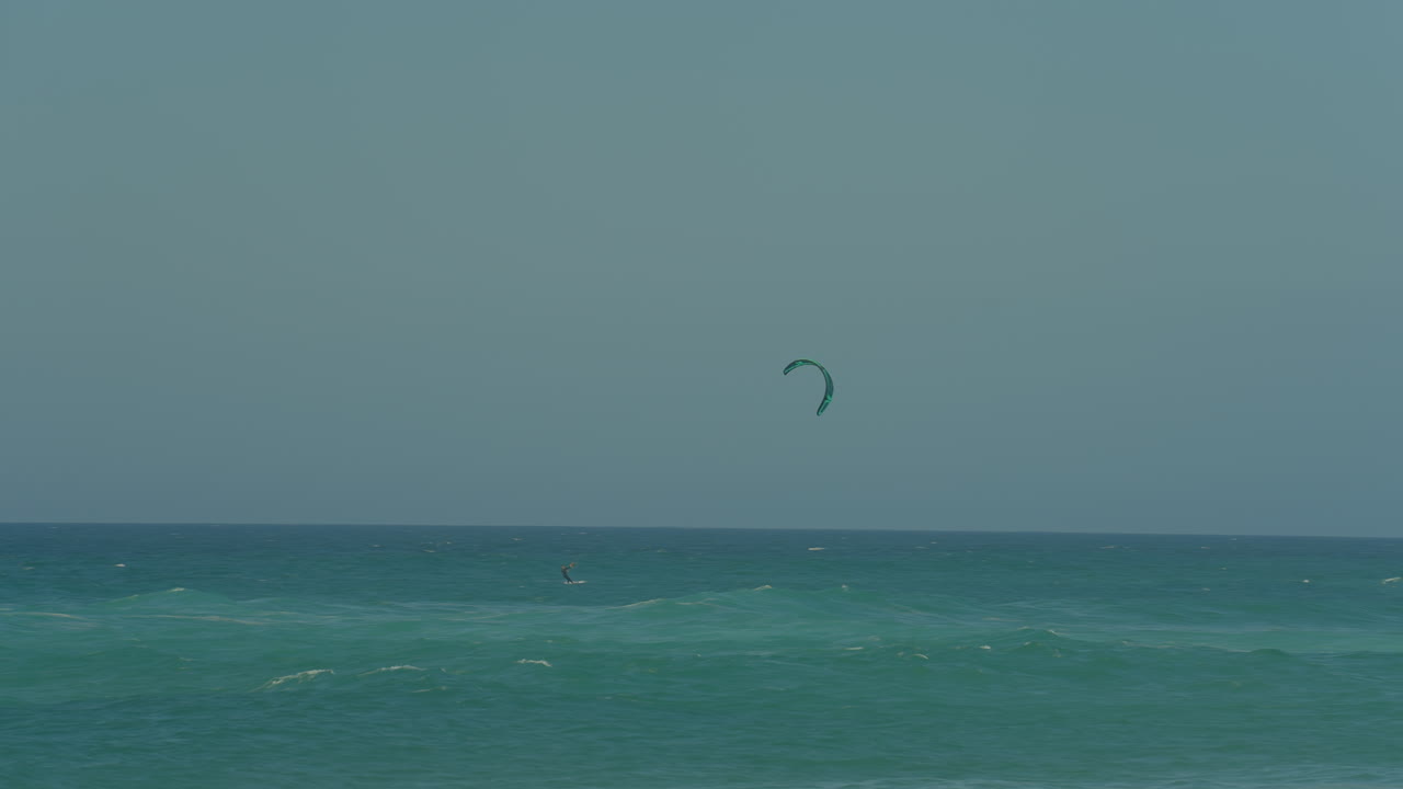 joven kitesurf en el océano, deporte extremo de verano a cámara lenta en portugal