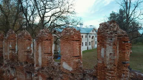 Vista-Aérea-De-Las-Ruinas-De-Una-Antigua-Mansión-En-Otoño-Dorado