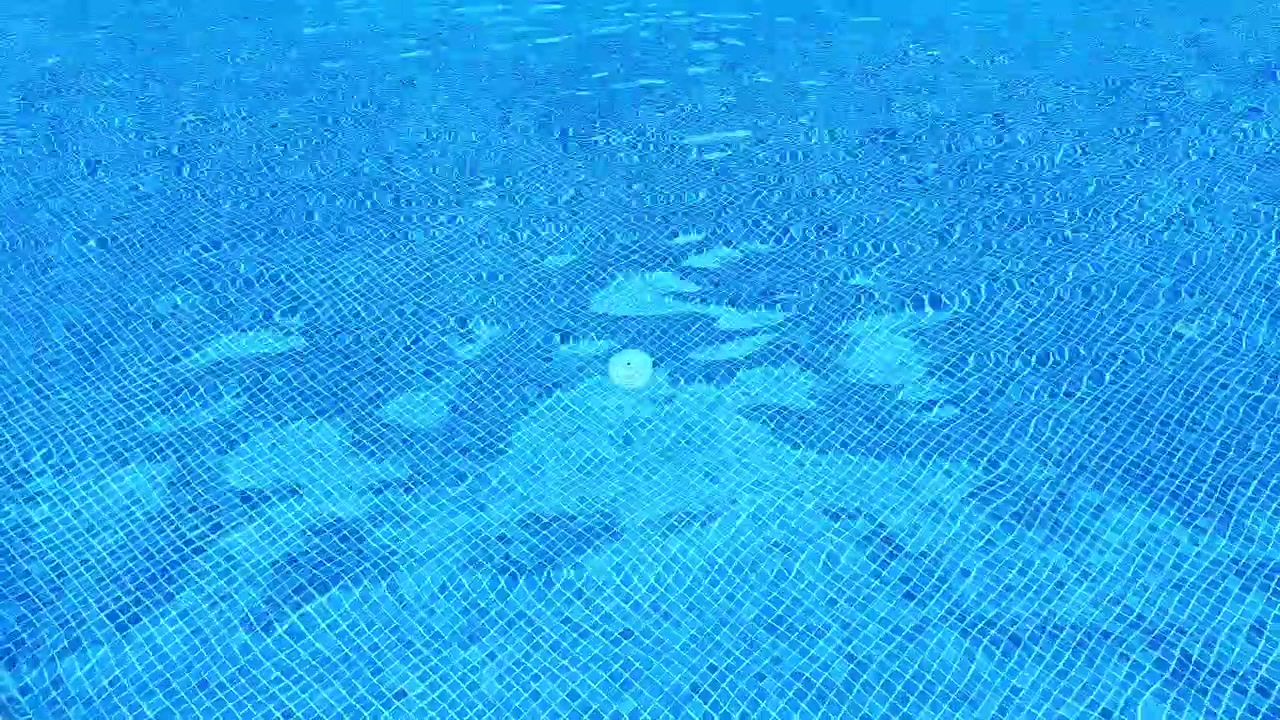 Air jernih kolam renang memantulkan cahaya matahari di siang hari, menciptakan suasana tenang untuk relaksasi dan aktivitas seru.
