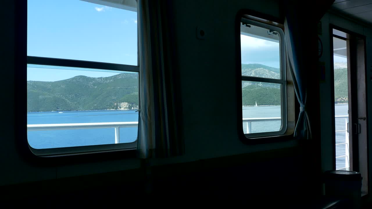 Dentro de um grande navio de passageiros