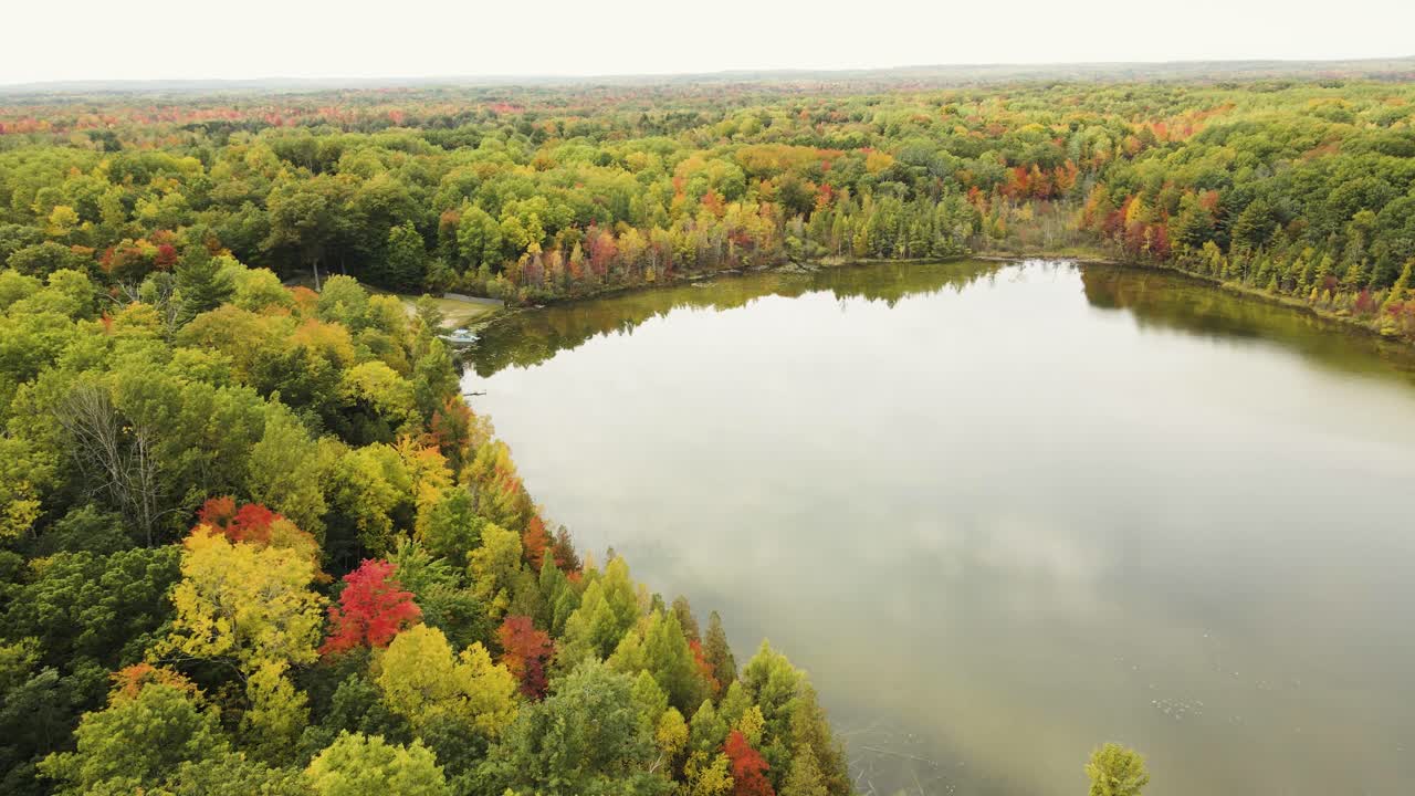 초가을에 잔잔한 호수의 공중