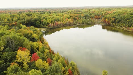antena de un lago tranquilo a principios de otoño