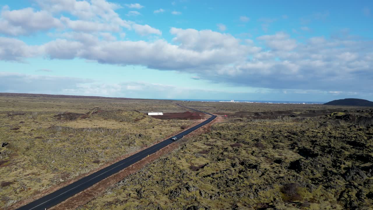 아이슬란드의 고지대, 모스 지형, 언덕, 광활한 평야를 가로질러 돌아다니는 자동차