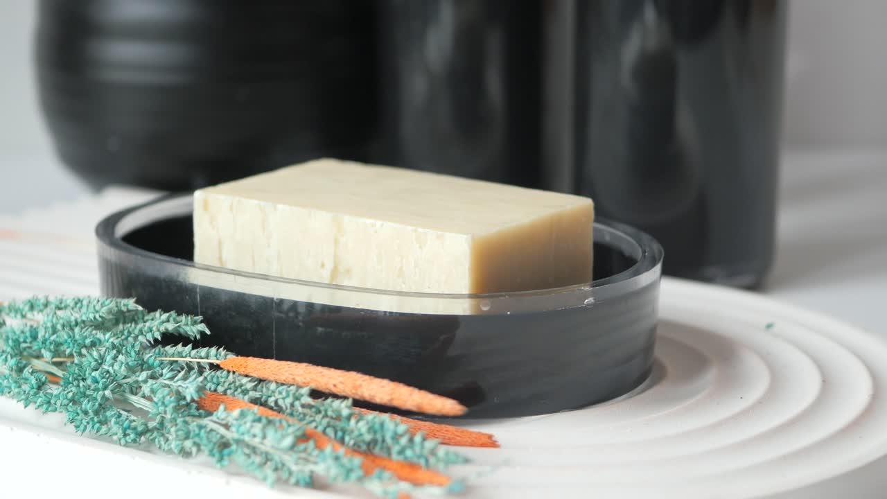 장식적인 꽃과 함께 현대적인 비누 접시에서 자연 비누