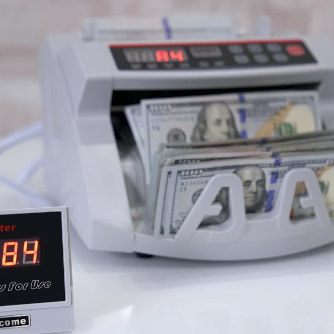 Automatisk beregning. Elektronisk tellemaskin på bordet. Liten seddelteller som viser mengden av telte papirpenger. Finansielle operasjoner i bank