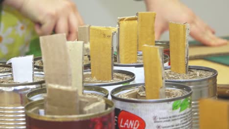 las velas de trinchera están hechas por ayudantes voluntarios