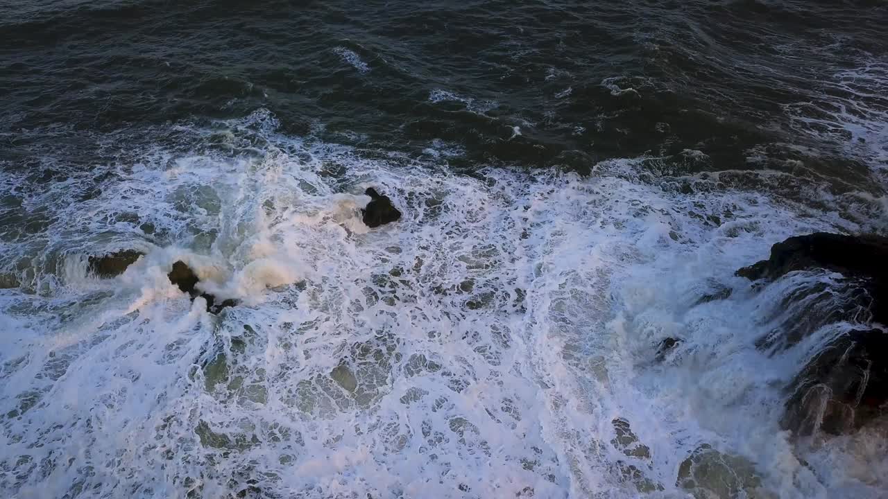 파도가 바위에 부히는 곳 - 대서양 해안의 상징적인 장소, 큰 파도에서 서핑의 메카 - 나자레 등대, 유럽에서 가장 큰 파도가 있는 곳, 나자레, 포르투갈