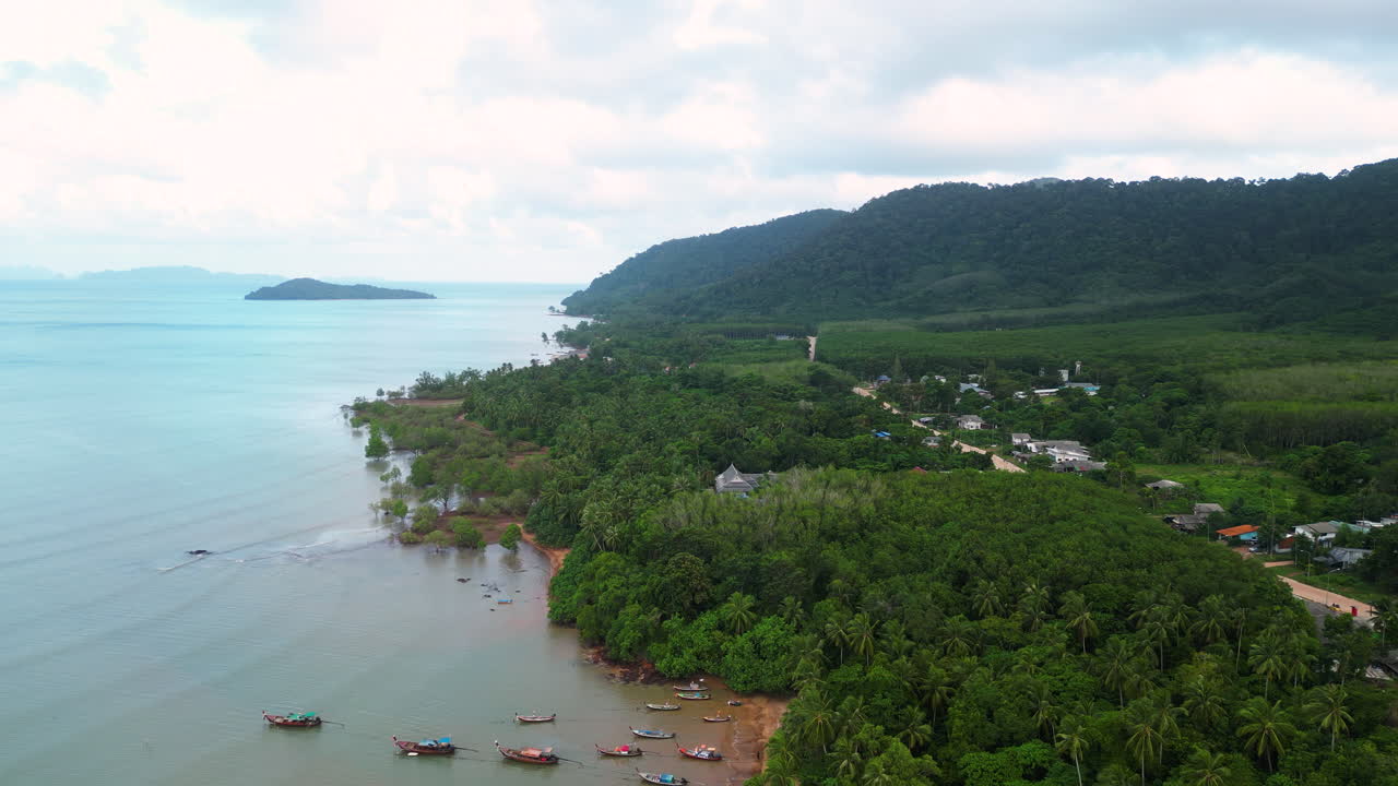 sobrevuelo aéreo de la isla de koh lanta con el casco antiguo y el paisaje verde del bosque tropical durante un día nublado, tailandia
