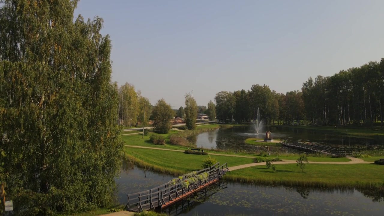 Een schilderachtig drone-uitzicht op het kleine stadje Vecpiebalga, met weelderig groen, schilderachtige gebouwen en mooie landschappen tijdens de levendige bloei van de zomer