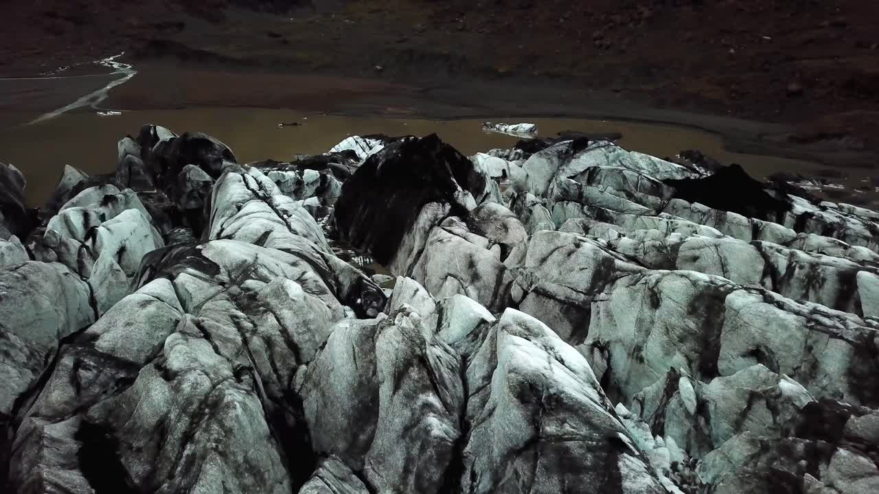 vista aérea sobre el glaciar sólheimajökull, derritiéndose en el agua, en verano, en islandia