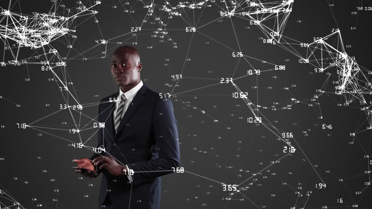 un hombre de negocios afroamericano inspeccionando las curvas.