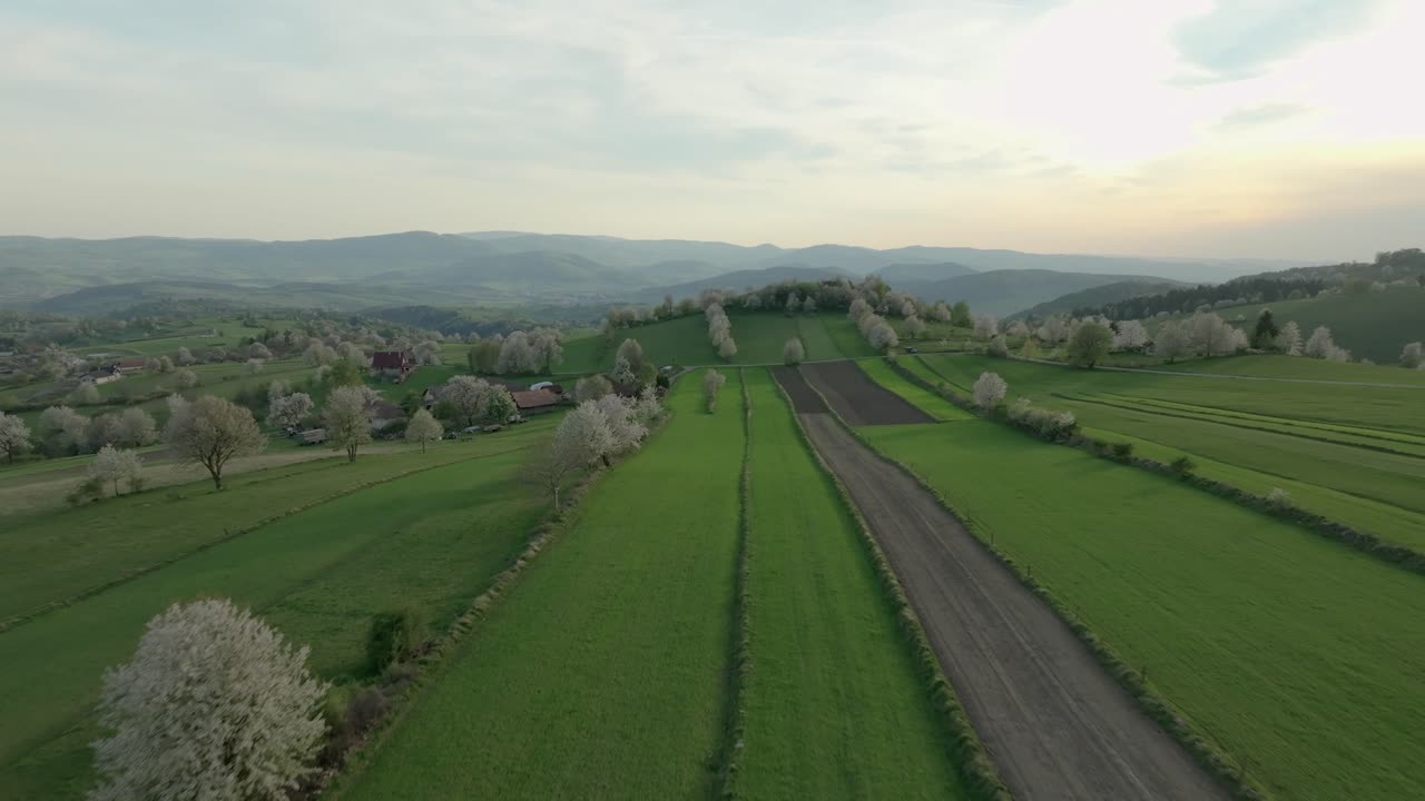 중앙 슬로바키아의 hrinova 지역의 아름다움을 우리의 드론 영상으로 발견하십시오.