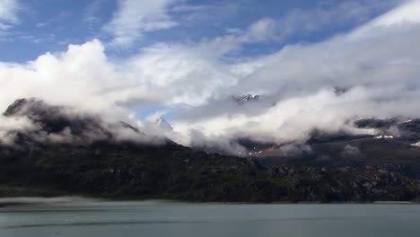 Nubes-Bajas,-Sobre-Las-Montañas-Cubiertas-De-Nieve-En-El-Parque-Nacional-De-La-Bahía-De-Los-Glaciares-De-Alaska