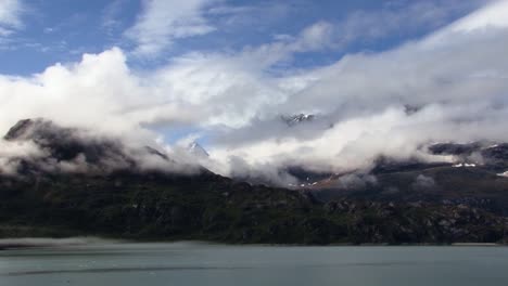 nubes bajas, sobre las montañas cubiertas de nieve en el parque nacional de la bahía de los glaciares de alaska