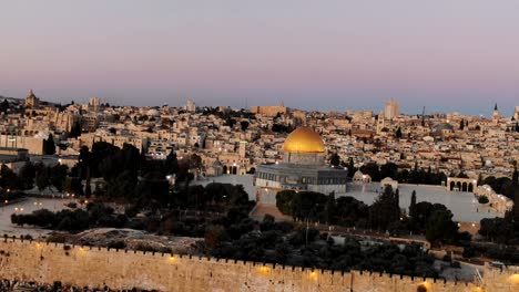 Drohne-Fliegt-In-Der-Abenddämmerung-Um-Den-Felsendom-In-Jerusalem,-Israel,-Dramatische-Visuelle-Darstellung