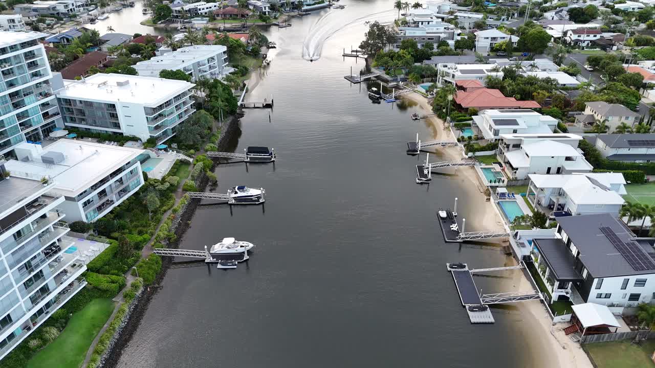 브로드비치 워터스 운하를 가로지르는 제트스키