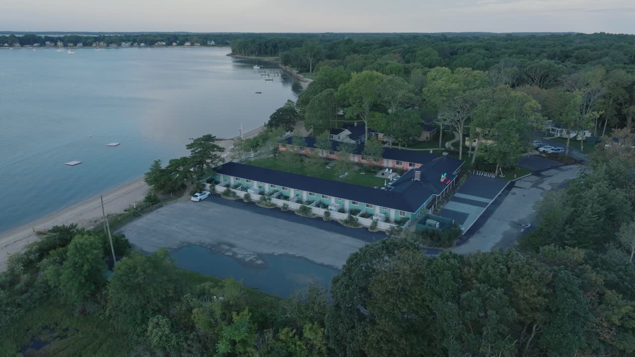 오리엔트 그린포트 노스 포크 롱 아일랜드 뉴욕에서 해가 뜨기 전에 소금 습지의 공중 드론  ⁇