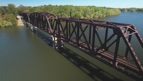 Luftvorbeiflug-Einer-Parker-Fachwerk-Eisenbahnbrücke