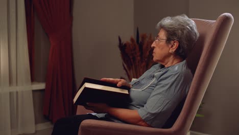 una anciana leyendo un libro.