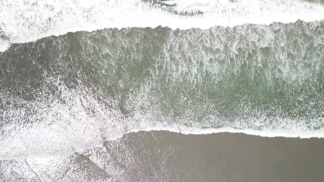 Vista-Cenital-Estática-Desde-Un-Dron-Sobre-La-Costa-Que-Muestra-Las-Olas