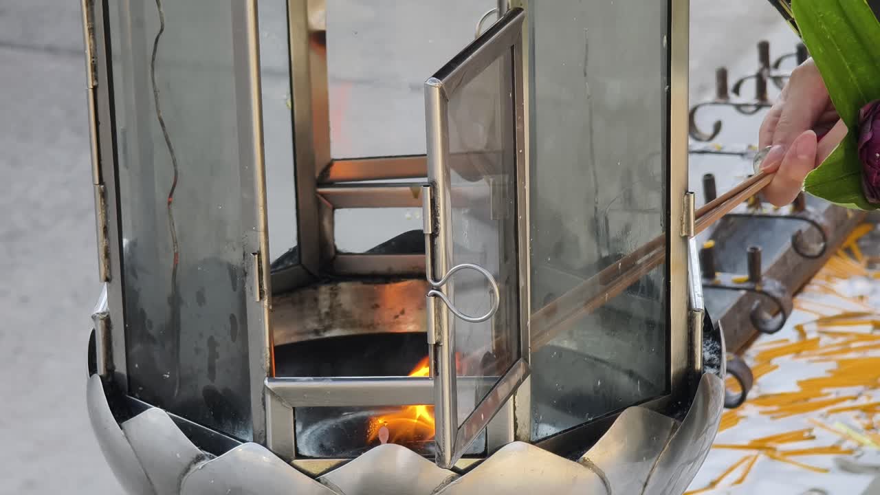 зажигание ладана в буддийском храме