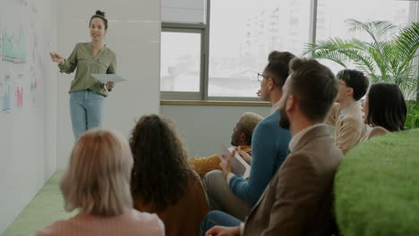 presentación de negocios en la oficina moderna