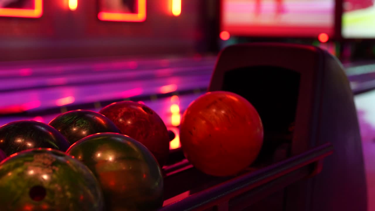 bola de boliche saindo da máquina