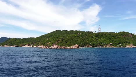 Parece-Un-Dron-Disparado-Cerca-Del-Agua,-Volando-Alrededor-De-La-Esquina-De-Una-Isla