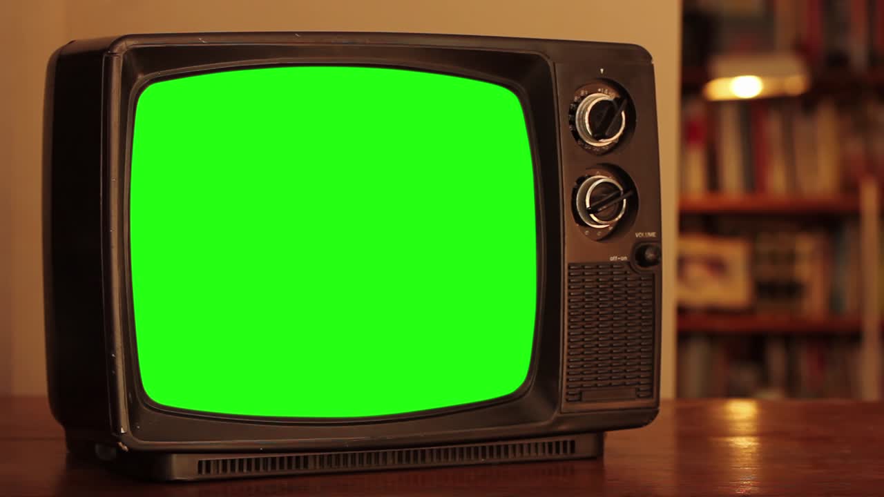 Vecchio televisore con schermo verde. Risoluzione 4K.
