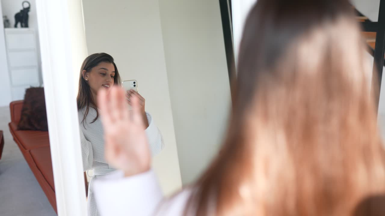 Donna che registra un video in accappatoio