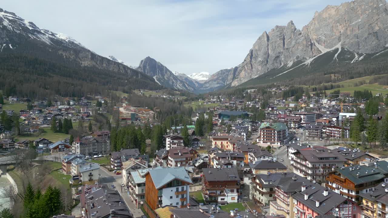 돌로미트 산맥 에 있는 그림 같은 알프스 마을 의 공중 사진