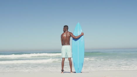 Afroamerikanischer-Mann-Bereit-Zum-Surfen