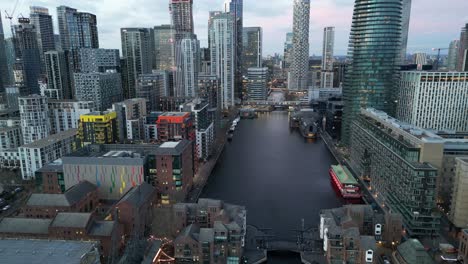 Steigende-Drohnen-Luftaufnahmen-Von-Canary-Wharf-Wolkenkratzern-In-Der-Abenddämmerung,-London,-Großbritannien