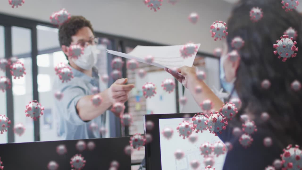 사무실에서 일하는 얼굴 마스크를 쓰고 있는 남녀 위에 떠다니는 코로나19 세포의 애니메이션